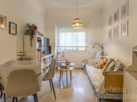 ACOGEDORA Y CÉNTRICA VIVIENDA,  CON CÓMODA DISTRIBUCIÓN,  y TECHOS ALTOS,  AIRE ACONDICIONADO,  SALÓN-COMEDOR  CON COCINA INTEGRADA REF:65022