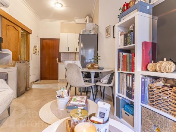 ACOGEDORA Y CÉNTRICA VIVIENDA,  CON CÓMODA DISTRIBUCIÓN,  y TECHOS ALTOS,  AIRE ACONDICIONADO,  SALÓN-COMEDOR  CON COCINA INTEGRADA REF:65022