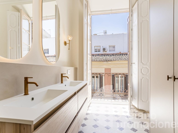 JOYA EN EDIFICIO HISTÓRICO LLENO DE ENCANTO Y LEGADO ARTÍSTICO EN EL CORAZÓN DE MÁLAGA. REF:65034
