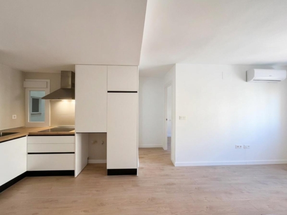 ¡VIVE A UNOS PASOS DE LA PLAYA EN ESTE ESPECTACULAR PISO DE DISEÑO A ESTRENAR! COMPLETAMENTE RENOVADO REF:65038