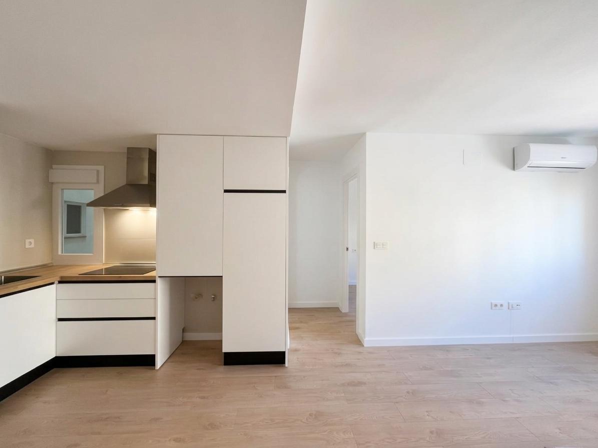 ¡VIVE A UNOS PASOS DE LA PLAYA EN ESTE ESPECTACULAR PISO DE DISEÑO A ESTRENAR! COMPLETAMENTE RENOVADO REF:65038