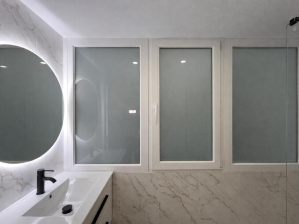 ¡VIVE A UNOS PASOS DE LA PLAYA EN ESTE ESPECTACULAR PISO DE DISEÑO A ESTRENAR! COMPLETAMENTE RENOVADO REF:65038