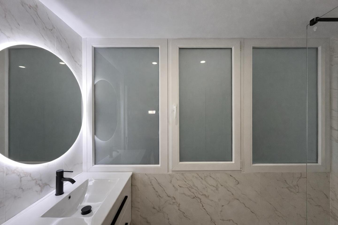 ¡VIVE A UNOS PASOS DE LA PLAYA EN ESTE ESPECTACULAR PISO DE DISEÑO A ESTRENAR! COMPLETAMENTE RENOVADO REF:65038
