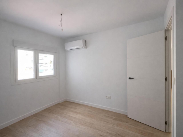 ¡VIVE A UNOS PASOS DE LA PLAYA EN ESTE ESPECTACULAR PISO DE DISEÑO A ESTRENAR! COMPLETAMENTE RENOVADO REF:65038