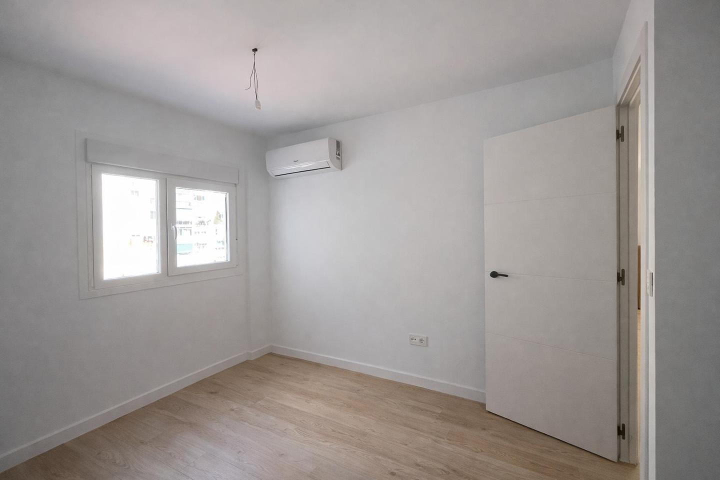 ¡VIVE A UNOS PASOS DE LA PLAYA EN ESTE ESPECTACULAR PISO DE DISEÑO A ESTRENAR! COMPLETAMENTE RENOVADO REF:65038