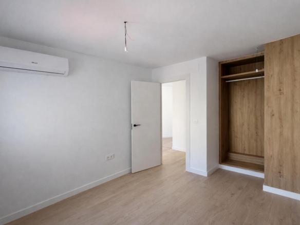 ¡VIVE A UNOS PASOS DE LA PLAYA EN ESTE ESPECTACULAR PISO DE DISEÑO A ESTRENAR! COMPLETAMENTE RENOVADO REF:65038