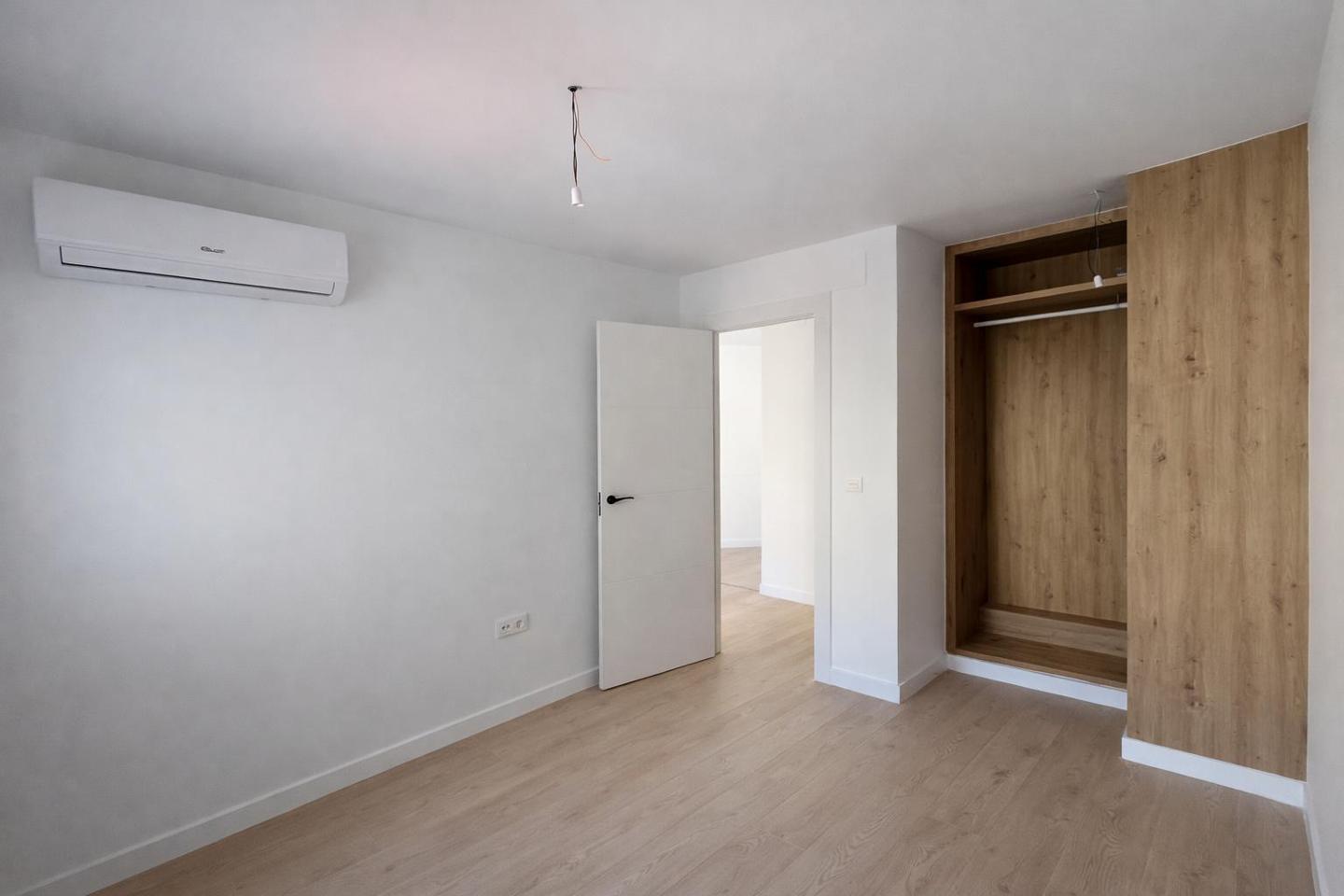 ¡VIVE A UNOS PASOS DE LA PLAYA EN ESTE ESPECTACULAR PISO DE DISEÑO A ESTRENAR! COMPLETAMENTE RENOVADO REF:65038