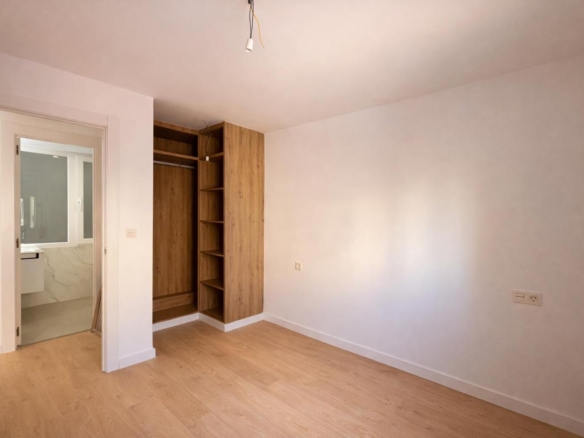 ¡VIVE A UNOS PASOS DE LA PLAYA EN ESTE ESPECTACULAR PISO DE DISEÑO A ESTRENAR! COMPLETAMENTE RENOVADO REF:65038