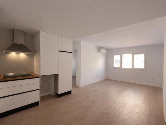 ¡VIVE A UNOS PASOS DE LA PLAYA EN ESTE ESPECTACULAR PISO DE DISEÑO A ESTRENAR! COMPLETAMENTE RENOVADO REF:65038