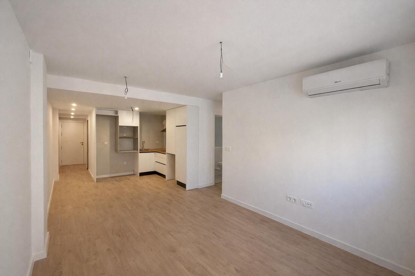 ¡VIVE A UNOS PASOS DE LA PLAYA EN ESTE ESPECTACULAR PISO DE DISEÑO A ESTRENAR! COMPLETAMENTE RENOVADO REF:65038