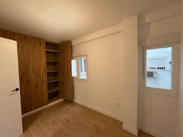 ¡VIVE A UNOS PASOS DE LA PLAYA EN ESTE ESPECTACULAR PISO DE DISEÑO A ESTRENAR! COMPLETAMENTE RENOVADO REF:65038