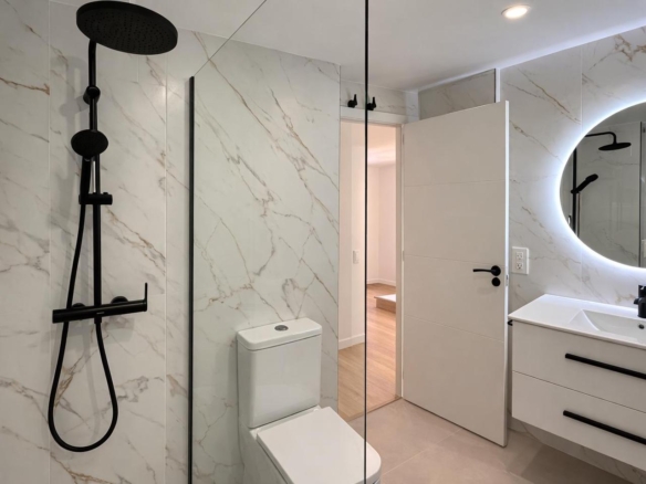¡VIVE A UNOS PASOS DE LA PLAYA EN ESTE ESPECTACULAR PISO DE DISEÑO A ESTRENAR! COMPLETAMENTE RENOVADO REF:65038