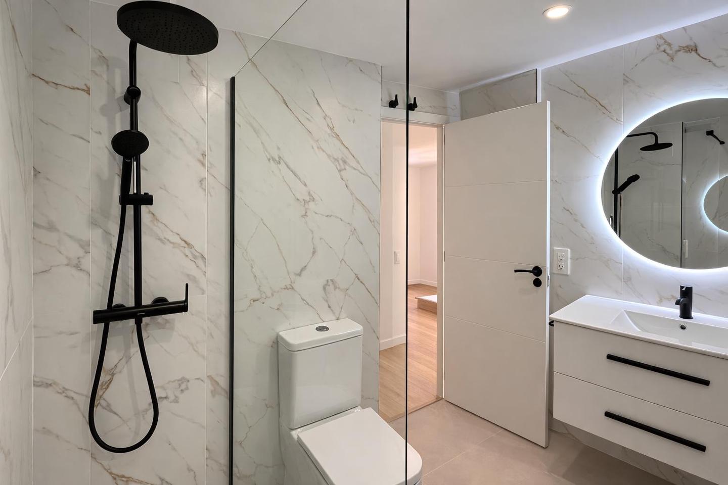 ¡VIVE A UNOS PASOS DE LA PLAYA EN ESTE ESPECTACULAR PISO DE DISEÑO A ESTRENAR! COMPLETAMENTE RENOVADO REF:65038