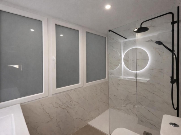 ¡VIVE A UNOS PASOS DE LA PLAYA EN ESTE ESPECTACULAR PISO DE DISEÑO A ESTRENAR! COMPLETAMENTE RENOVADO REF:65038
