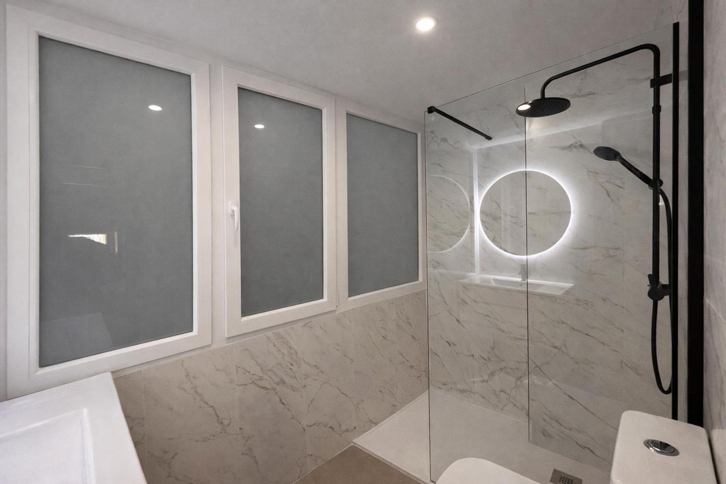 ¡VIVE A UNOS PASOS DE LA PLAYA EN ESTE ESPECTACULAR PISO DE DISEÑO A ESTRENAR! COMPLETAMENTE RENOVADO REF:65038