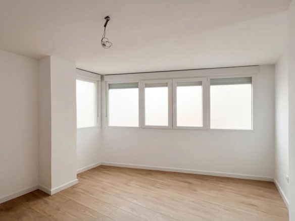 ¡MAGNÍFICO PISO DE 97 M² COMPLETAMENTE REFORMADO JUNTO AL PARQUE DEL OESTE! REF:65037