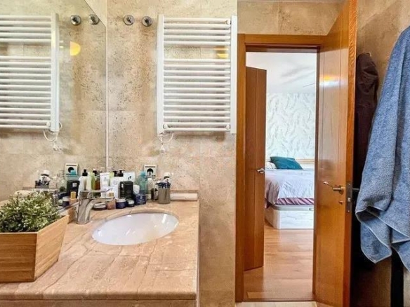 ¡OPORTUNIDAD ÚNICA! IMPRESIONANTE CASA ADOSADA CON VISTAS AL MAR, LA CIUDAD Y LAS MONTAÑAS. 3 AMPLIOS DORMITORIOS, REF:64255
