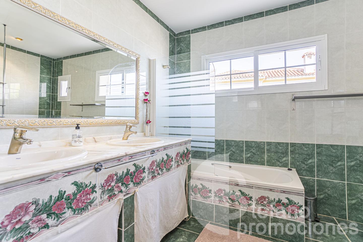 image_1572114_51.jpg Chalet on sale in Torre de Benagalbón REF:64329