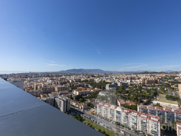 TU VIVIENDA EN LA PRIMERA TORRE EMBLEMÁTICA DE MÁLAGA. ALTAS  CALIDADES , DISEÑO Y PRESTACIONES ÚNICAS, CON UNA CUIDADA ESTÉTICA, REF:65065