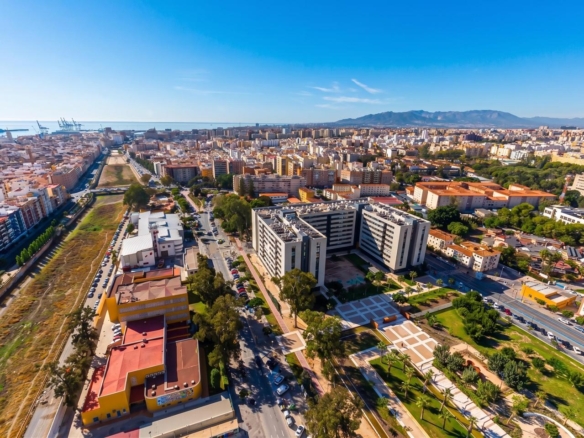 TU VIVIENDA EN LA PRIMERA TORRE EMBLEMÁTICA DE MÁLAGA. ALTAS  CALIDADES , DISEÑO Y PRESTACIONES ÚNICAS, CON UNA CUIDADA ESTÉTICA, REF:65065