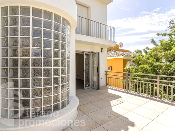 EXCLUSIVIDAD , Y ELEGANCIA, EN CERRADO DE CALDERÓN, DESCUBRE ESTE ENCANTADOR  CHALET PAREADO, COMPLETAMENTE REFORMADO A ESTRENAR REF:64887