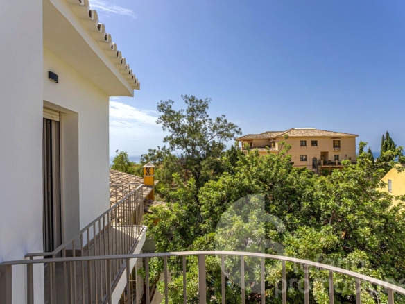 EXCLUSIVIDAD , Y ELEGANCIA, EN CERRADO DE CALDERÓN, DESCUBRE ESTE ENCANTADOR  CHALET PAREADO, COMPLETAMENTE REFORMADO A ESTRENAR REF:64887