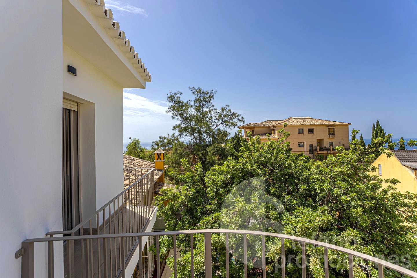 EXCLUSIVIDAD , Y ELEGANCIA, EN CERRADO DE CALDERÓN, DESCUBRE ESTE ENCANTADOR  CHALET PAREADO, COMPLETAMENTE REFORMADO A ESTRENAR REF:64887