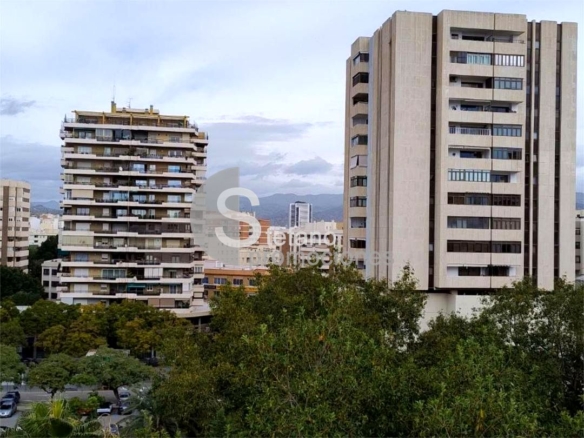 AMPLIO PISO DE 150 M² EN EL CENTRO DE MÁLAGA, MUY LUMINOSO Y CON EXCELENTE ORIENTACIÓN, REF:64652