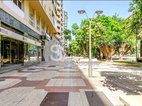 AMPLIO PISO DE 150 M² EN EL CENTRO DE MÁLAGA, MUY LUMINOSO Y CON EXCELENTE ORIENTACIÓN, REF:64652