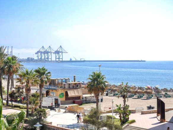 DISEÑO, DE ESQUINA, CON TERRAZA, EN PRIMERA LÍNEA DE PLAYA, UBICADA EN LA NUEVA MILLA DE ORO DE MÁLAGA CAPITAL, REF:64335