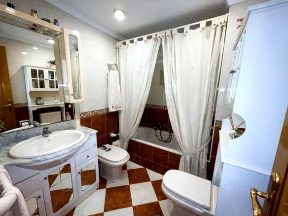 ¡VIVE EN EL CORAZÓN DE MÁLAGA! PISO DE 100M² CON PARKING PRIVADO, 4 DORMITORIOS CON ARMARIOS EMPOTRADOS, 2 BAÑOS COMPLETOS REF:6332