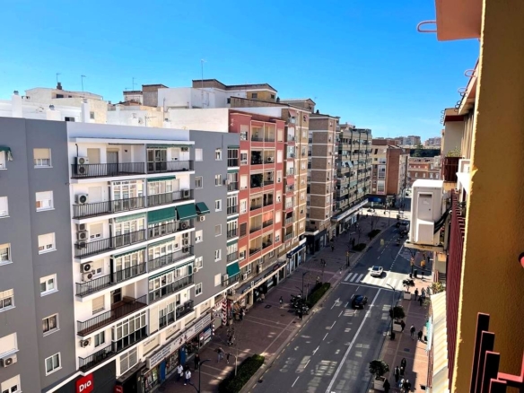 ¡VIVE EN EL CORAZÓN DE MÁLAGA! PISO DE 100M² CON PARKING PRIVADO, 4 DORMITORIOS CON ARMARIOS EMPOTRADOS, 2 BAÑOS COMPLETOS REF:6332