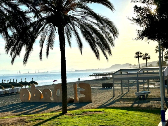 TU REFUGIO DE LUZ Y MAR! EXCLUSIVO,  CON  VISTAS PANORÁMICAS AL MAR Y LA MONTAÑA, TERRAZA Y GARAJE. REF:65080