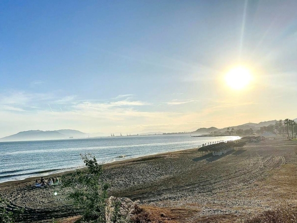 TU REFUGIO DE LUZ Y MAR! EXCLUSIVO,  CON  VISTAS PANORÁMICAS AL MAR Y LA MONTAÑA, TERRAZA Y GARAJE. REF:65080
