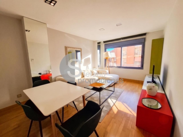 EN PLENO CORAZÓN DE VIALIA, EDIFICIO CON BUEN ESTILISMO, MUY LUMINOSA Y SOLEADA, ORIENTACIÓN SUR OESTE, TOTALMENTE EXTERIOR. UBICACIÓN INMEJORABLE JUN REF:65085