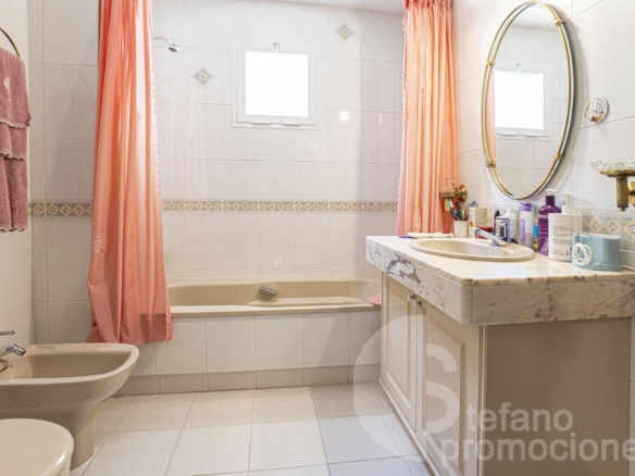 ¡OPORTUNIDAD ÚNICA EN LA ZONA MÁS EXCLUSIVA Y PRESTIGIOSA DE MÁLAGA! ESTA ESPECTACULAR VIVIENDA TOTALMENTE EXTERIOR TE ENVUELVE EN LUZ NATURAL GRACIAS REF:65120
