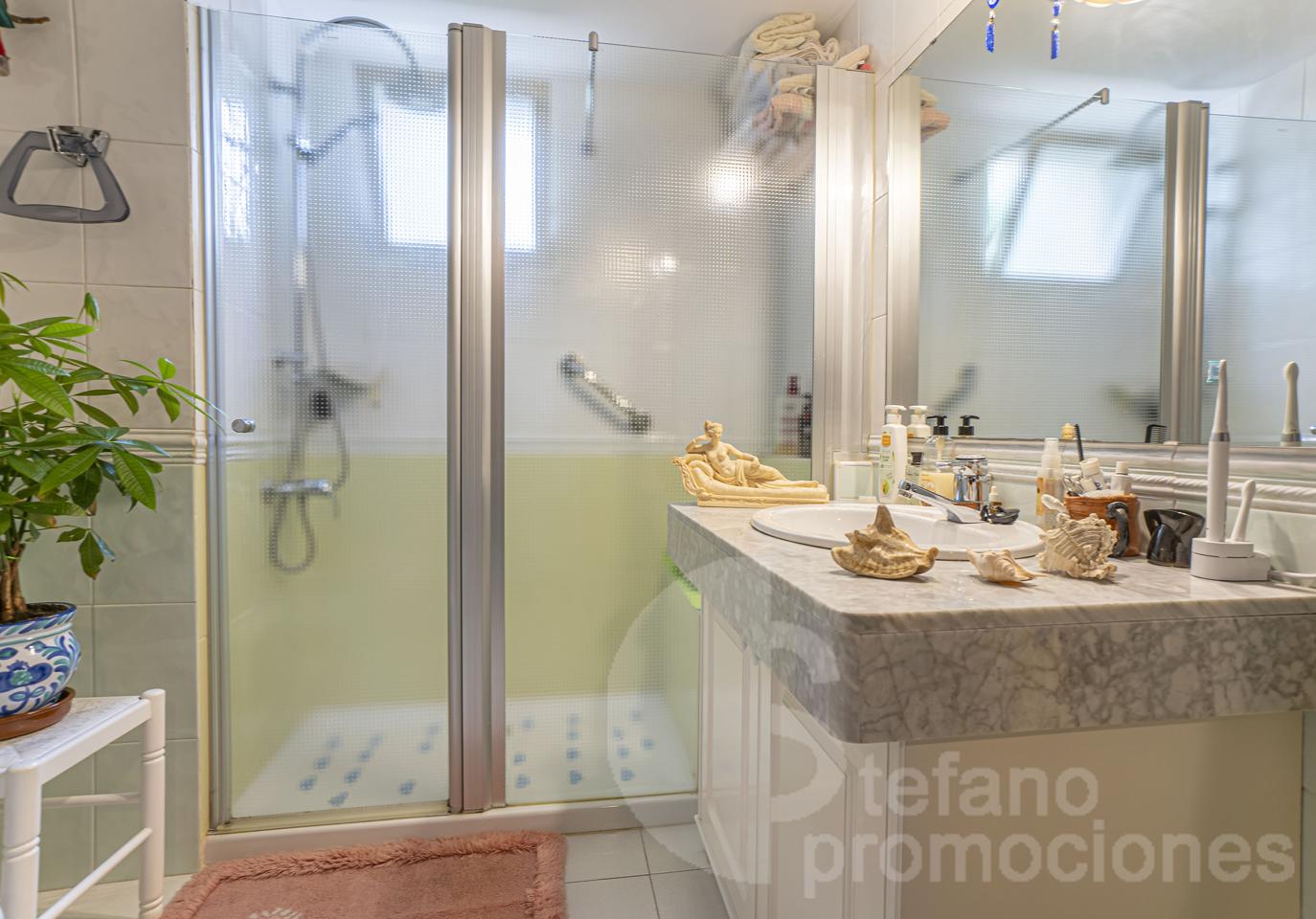 ¡OPORTUNIDAD ÚNICA EN LA ZONA MÁS EXCLUSIVA Y PRESTIGIOSA DE MÁLAGA! ESTA ESPECTACULAR VIVIENDA TOTALMENTE EXTERIOR TE ENVUELVE EN LUZ NATURAL GRACIAS REF:65120