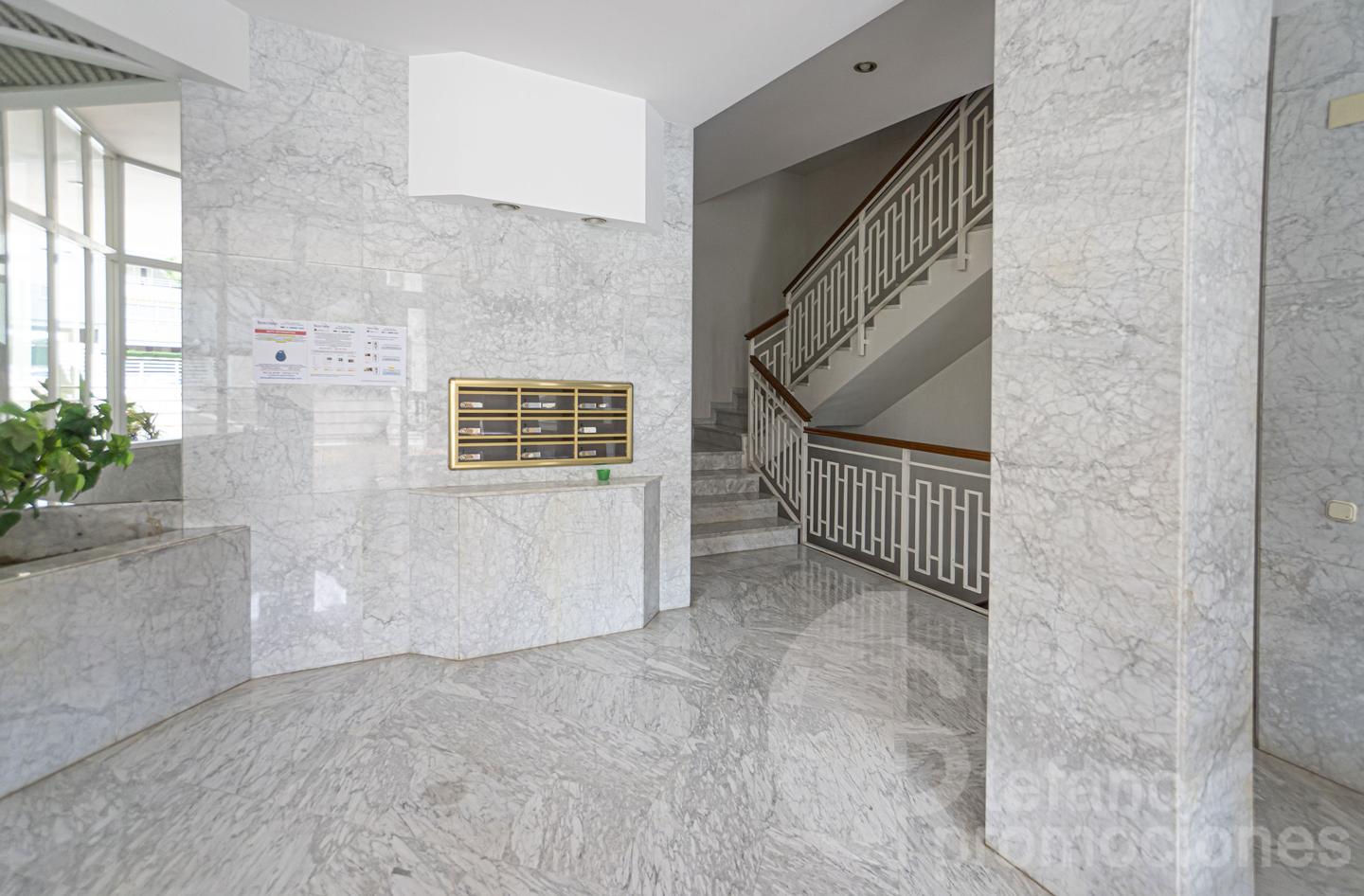 ¡OPORTUNIDAD ÚNICA EN LA ZONA MÁS EXCLUSIVA Y PRESTIGIOSA DE MÁLAGA! ESTA ESPECTACULAR VIVIENDA TOTALMENTE EXTERIOR TE ENVUELVE EN LUZ NATURAL GRACIAS REF:65120