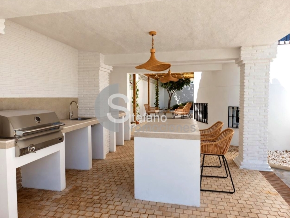 VILLA INDEPENDIENTE CON PISCINA PRIVADA, JARDÍN Y ZONA DE BARBACOA EN BENALMÁDENA (ARROYO DE LA MIEL). REF:65132