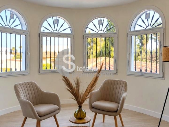 VILLA INDEPENDIENTE CON PISCINA PRIVADA, JARDÍN Y ZONA DE BARBACOA EN BENALMÁDENA (ARROYO DE LA MIEL). REF:65132