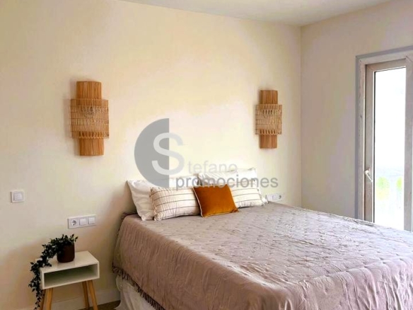 VILLA INDEPENDIENTE CON PISCINA PRIVADA, JARDÍN Y ZONA DE BARBACOA EN BENALMÁDENA (ARROYO DE LA MIEL). REF:65132