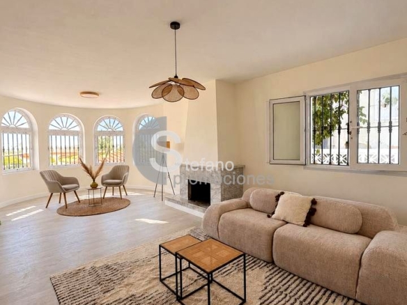 VILLA INDEPENDIENTE CON PISCINA PRIVADA, JARDÍN Y ZONA DE BARBACOA EN BENALMÁDENA (ARROYO DE LA MIEL). REF:65132