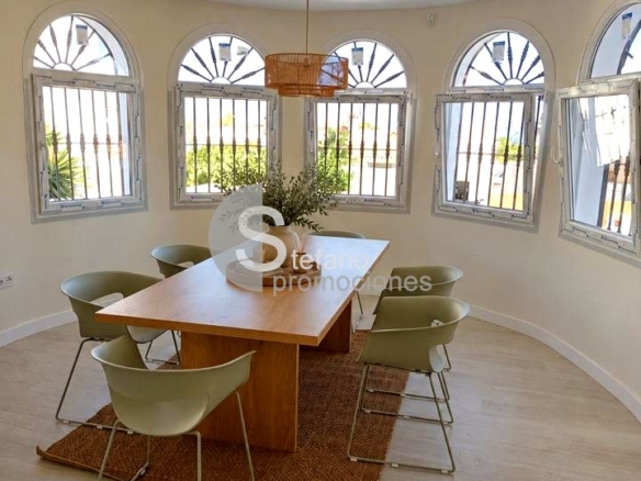 VILLA INDEPENDIENTE CON PISCINA PRIVADA, JARDÍN Y ZONA DE BARBACOA EN BENALMÁDENA (ARROYO DE LA MIEL). REF:65132