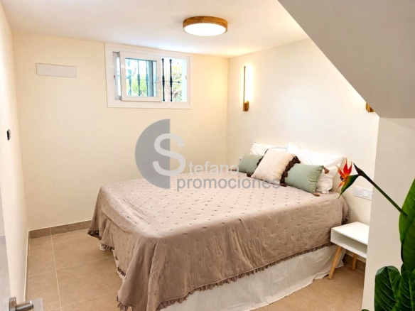 VILLA INDEPENDIENTE CON PISCINA PRIVADA, JARDÍN Y ZONA DE BARBACOA EN BENALMÁDENA (ARROYO DE LA MIEL). REF:65132