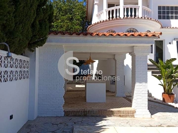 VILLA INDEPENDIENTE CON PISCINA PRIVADA, JARDÍN Y ZONA DE BARBACOA EN BENALMÁDENA (ARROYO DE LA MIEL). REF:65132