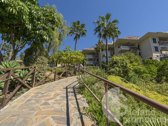 ENCANTADOR  APARTAMENTO  EN COMPLEJO RESIDENCIAL  CON EXCLUSIVAS ZONAS COMUNES EN  RESERVA DEL HIGUERÓN, AMPLIA TERRAZA DE 25 M² REF:65125