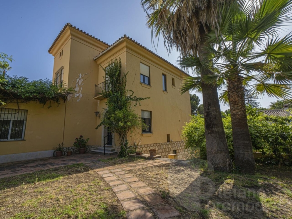 EXCLUSIVO PALACETE SEÑORIAL A SOLO 350 METROS DEL MAR EN EL LIMONAR: UNA PIEZA ARQUITECTÓNICA ÚNICA DE 330 M² CON ALTOS TECHOS REF:65144