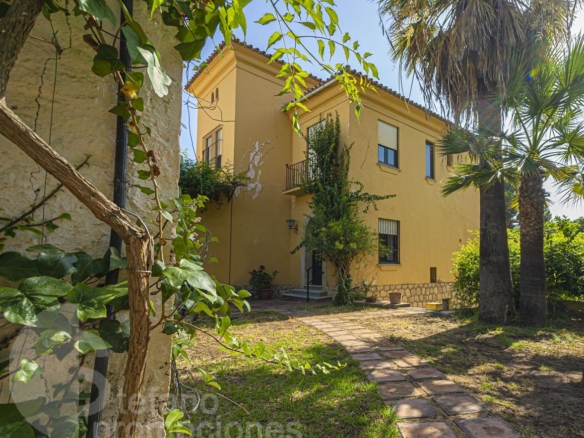 EXCLUSIVO PALACETE SEÑORIAL A SOLO 350 METROS DEL MAR EN EL LIMONAR: UNA PIEZA ARQUITECTÓNICA ÚNICA DE 330 M² CON ALTOS TECHOS REF:65144
