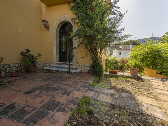 EXCLUSIVO PALACETE SEÑORIAL A SOLO 350 METROS DEL MAR EN EL LIMONAR: UNA PIEZA ARQUITECTÓNICA ÚNICA DE 330 M² CON ALTOS TECHOS REF:65144