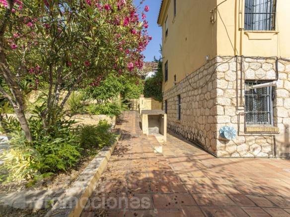 EXCLUSIVO PALACETE SEÑORIAL A SOLO 350 METROS DEL MAR EN EL LIMONAR: UNA PIEZA ARQUITECTÓNICA ÚNICA DE 330 M² CON ALTOS TECHOS REF:65144